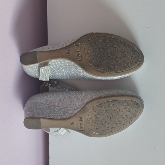 Size 5 1/2 Sparkling Silver Strapped Heels - Picture 3 of 4